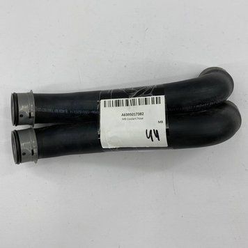 A 639 501 73 82 MERCEDES-BENZ Патрубок радіатора MB Vito 639 2003- (верхній/к термостату) A 639 501 73 82 фото